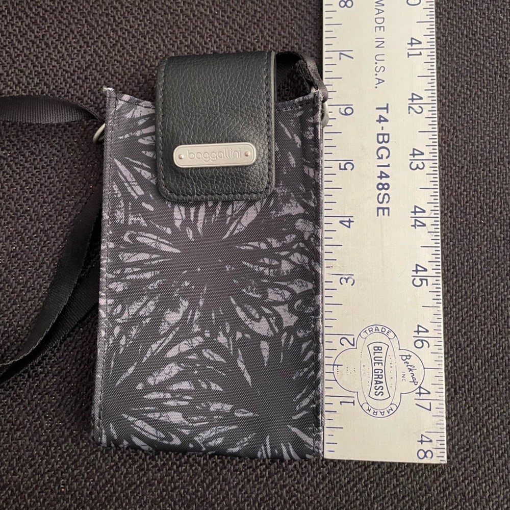 Baggallini Onyx Floral RFID crossbody phone wallet - Picture 6 of 7